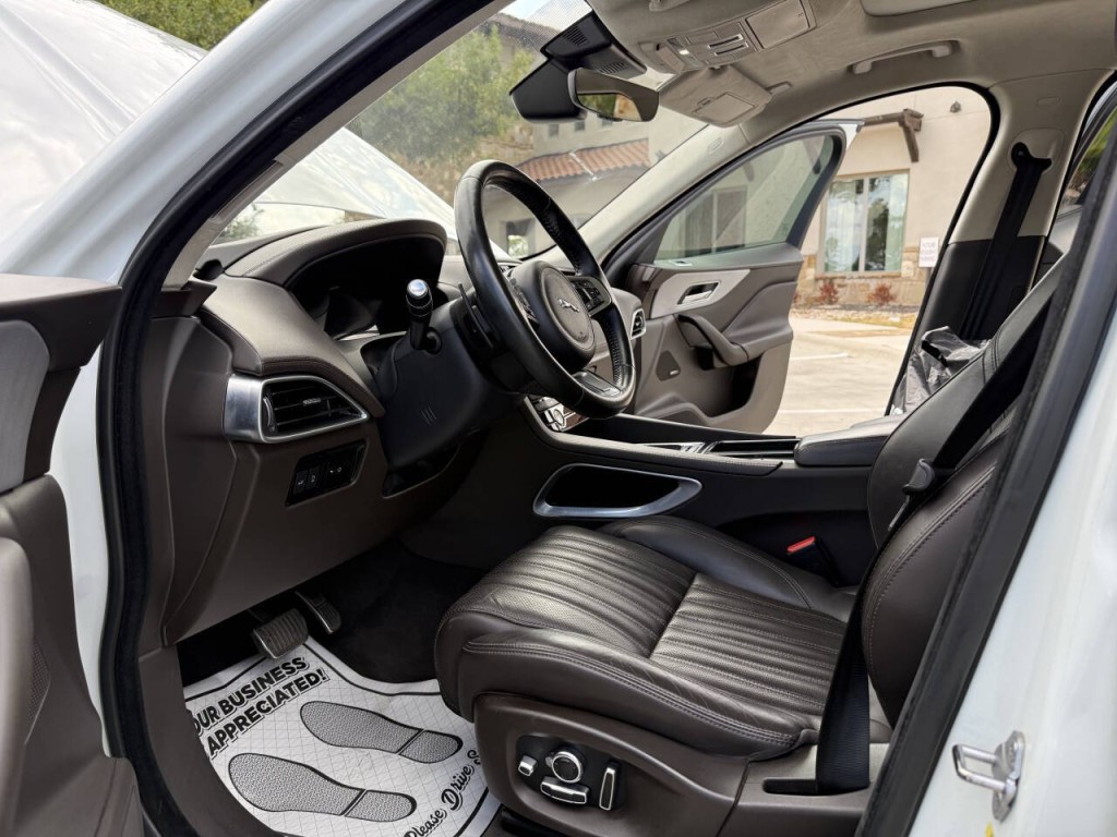 2019 Jaguar F-PACE Image 18