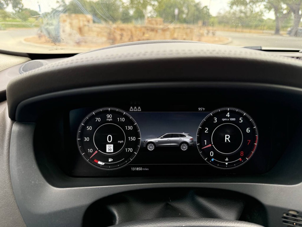 2019 Jaguar F-PACE Image 19