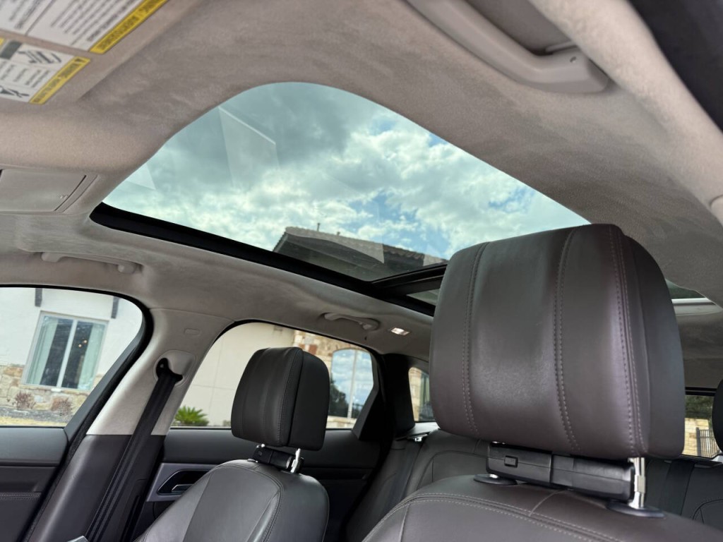 2019 Jaguar F-PACE Image 21