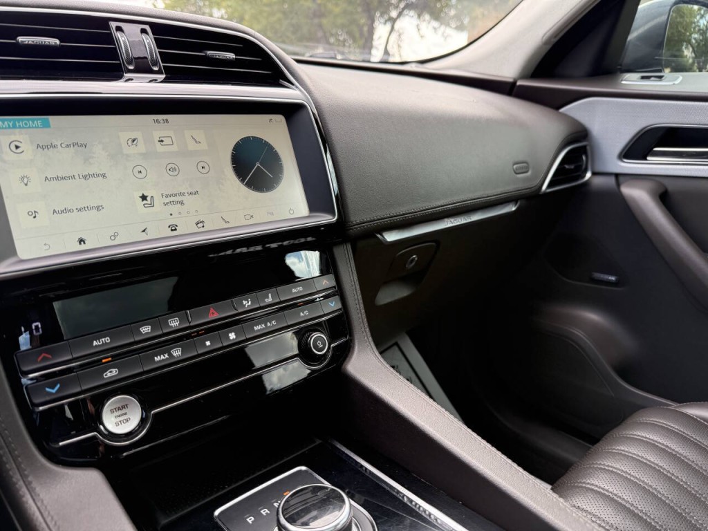 2019 Jaguar F-PACE Image 22