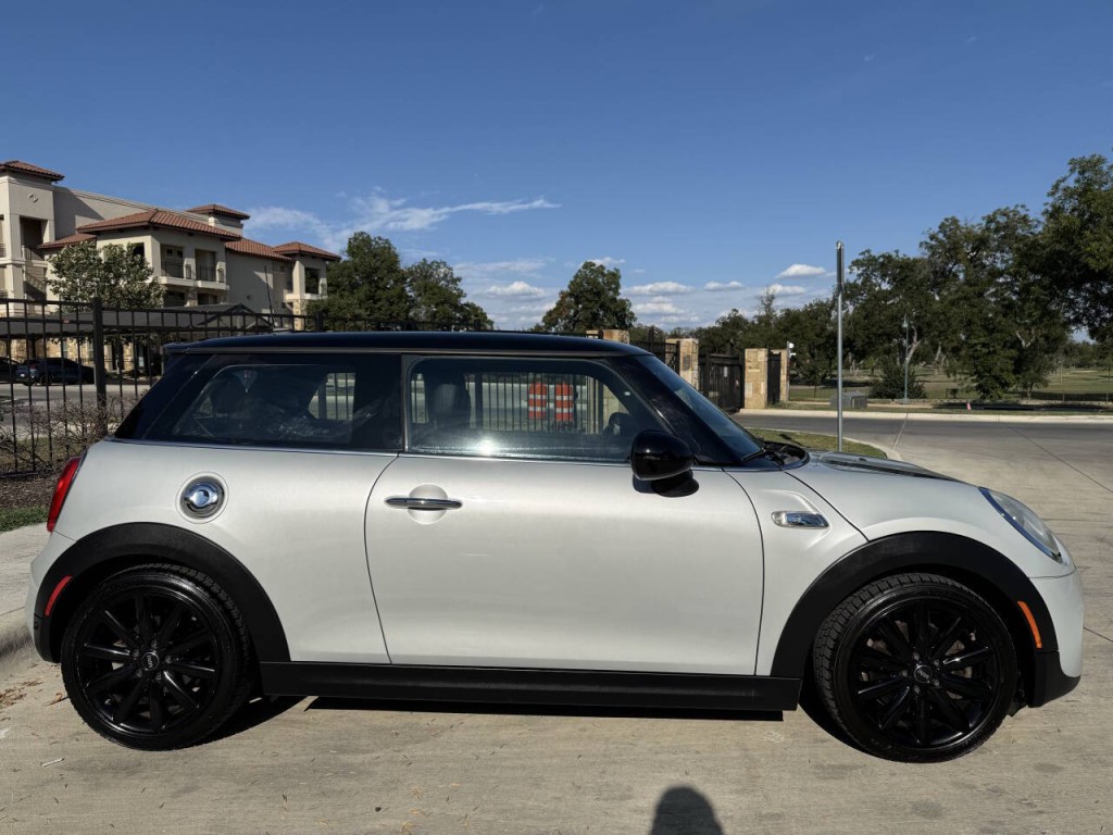 2015 MINI Cooper Image 7