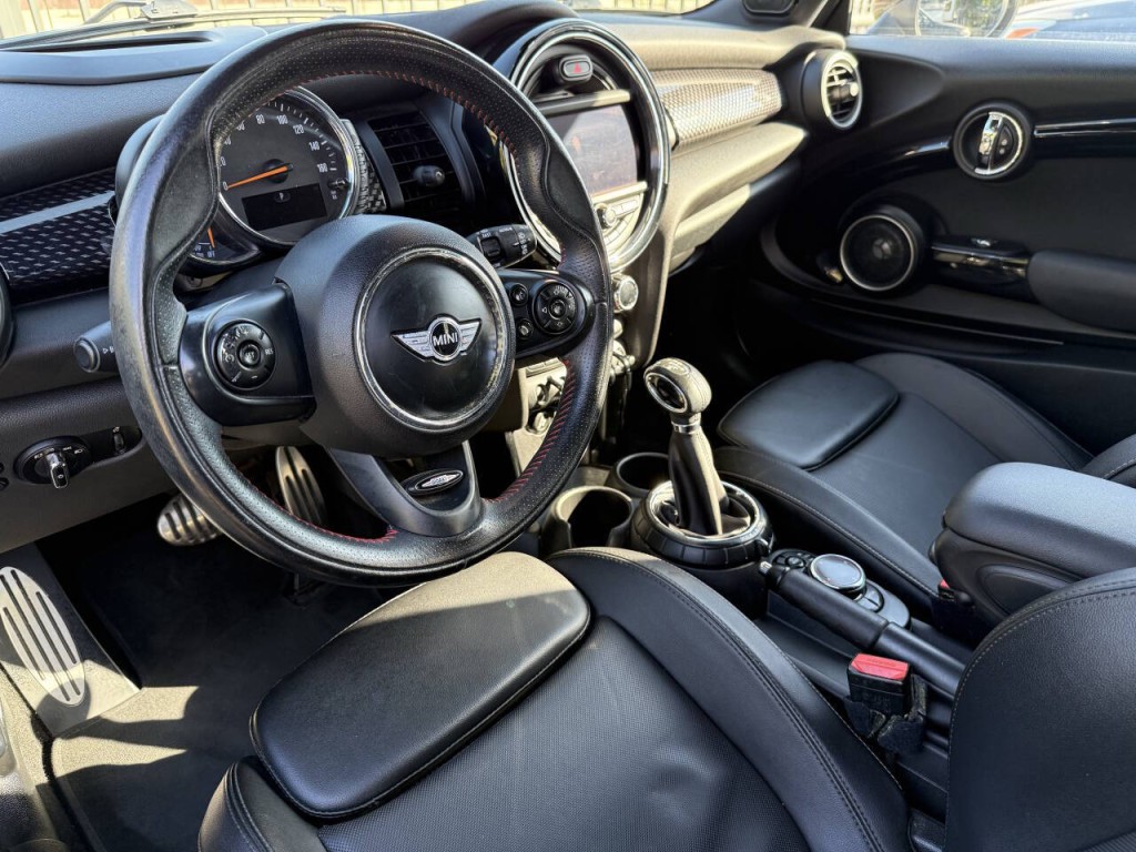 2015 MINI Cooper Image 15