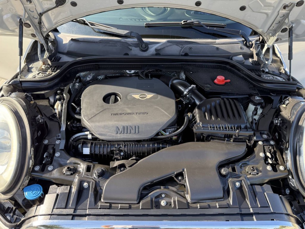 2015 MINI Cooper Image 18