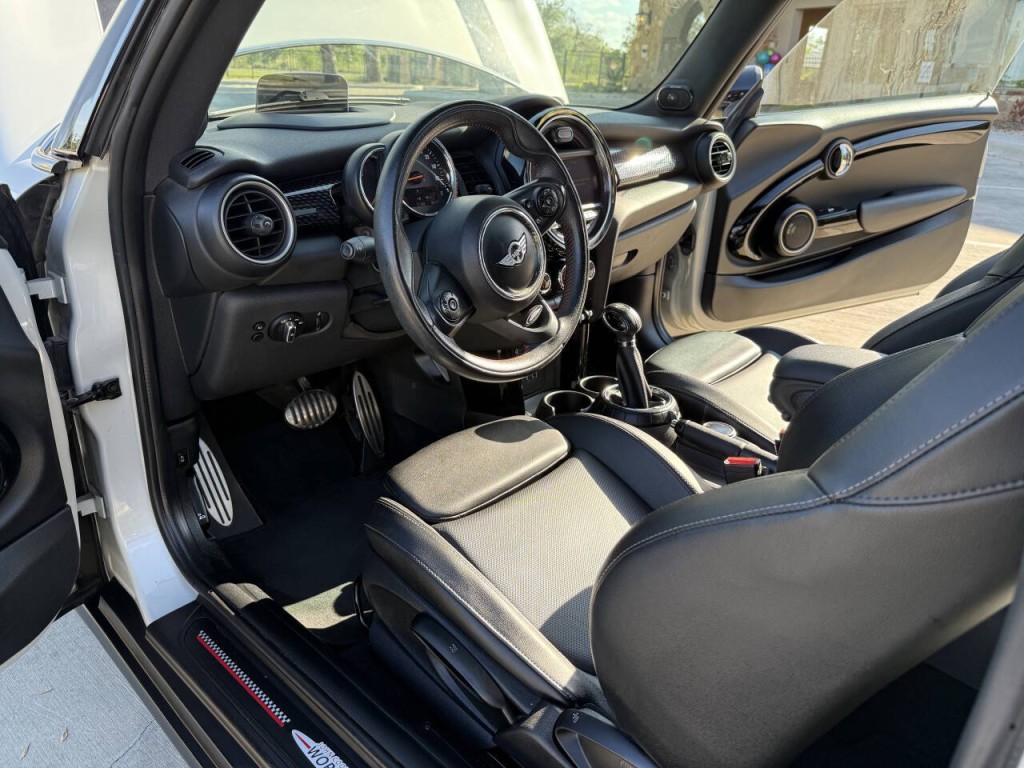 2015 MINI Cooper Image 22