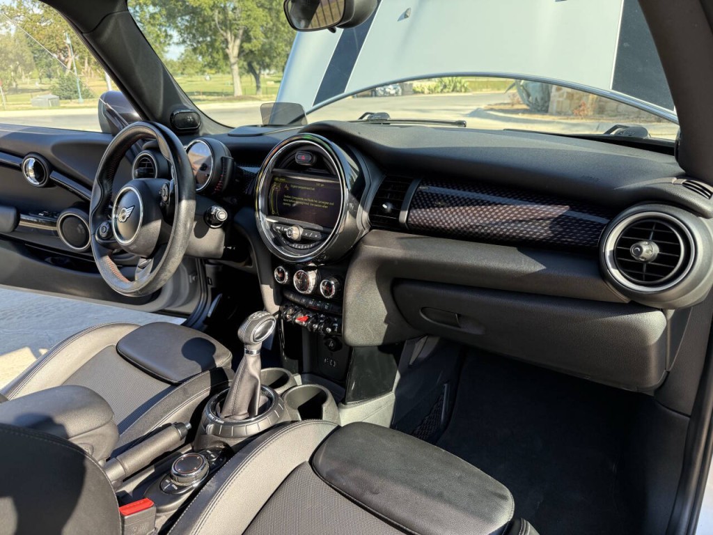 2015 MINI Cooper Image 24