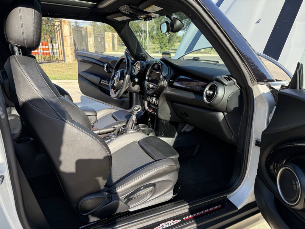 2015 MINI Cooper Image 25