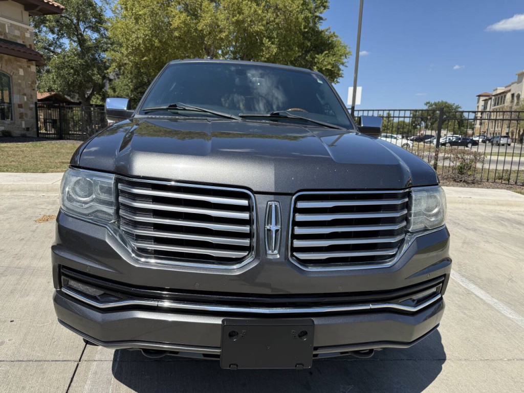 2016 Lincoln Navigator Image 2