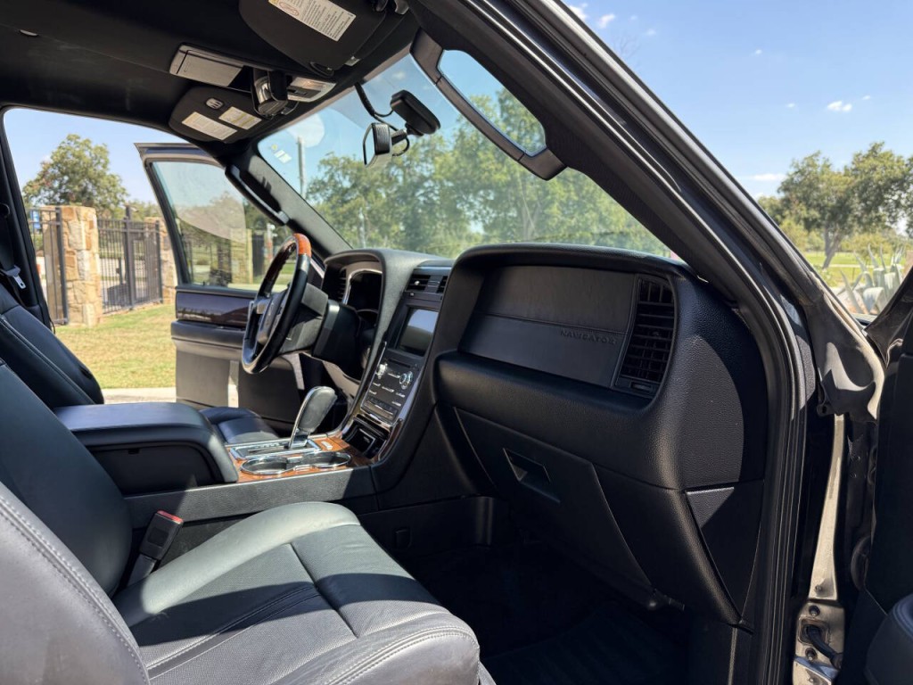 2016 Lincoln Navigator Image 8