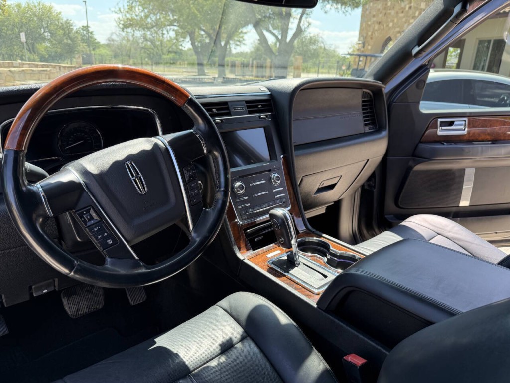 2016 Lincoln Navigator Image 14