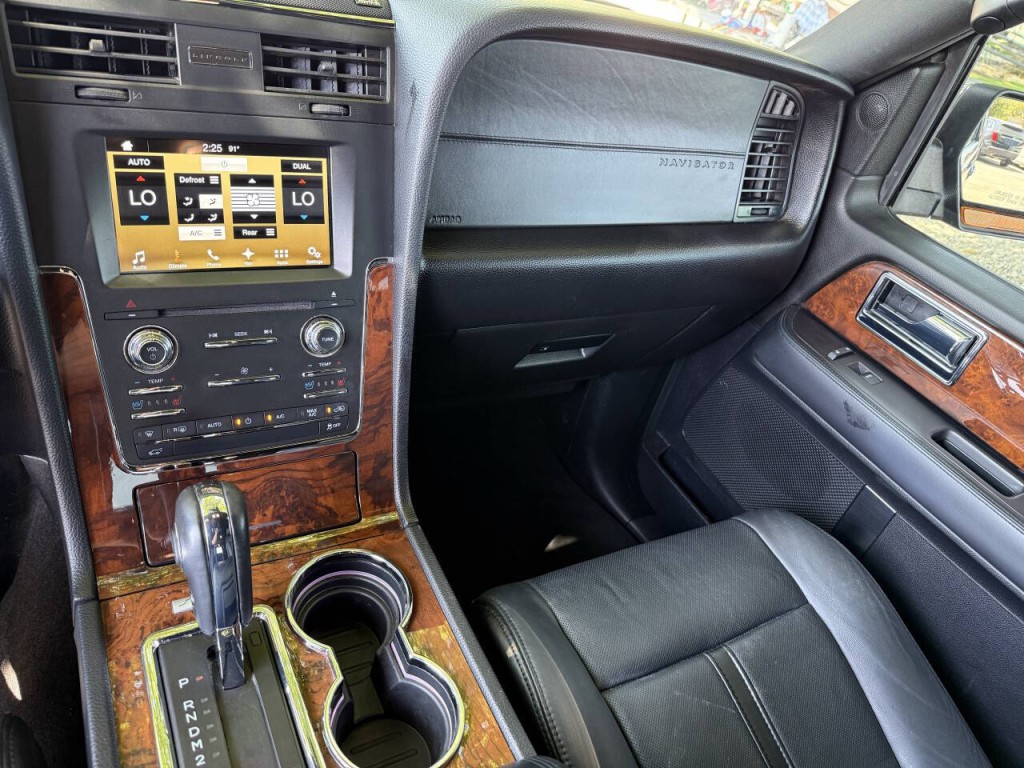 2016 Lincoln Navigator Image 24