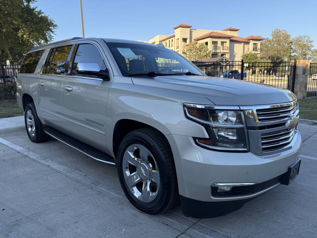 2015 Chevrolet Suburban Image 3