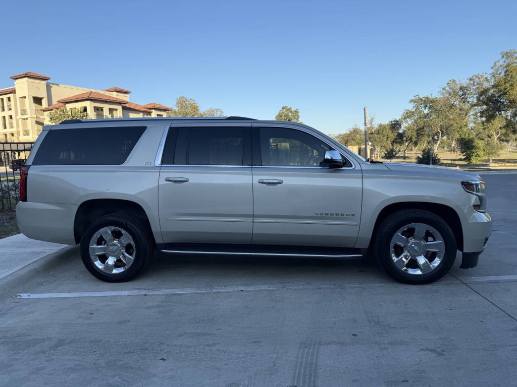 2015 Chevrolet Suburban Image 4