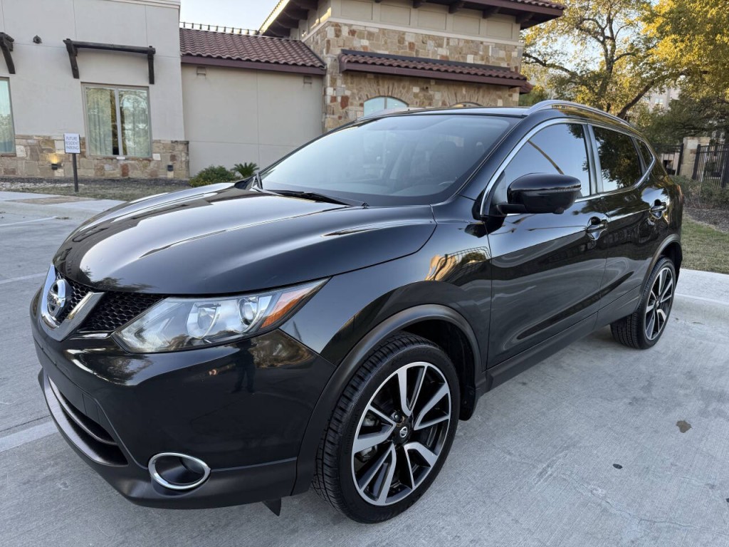 2017 Nissan Rogue Image 1