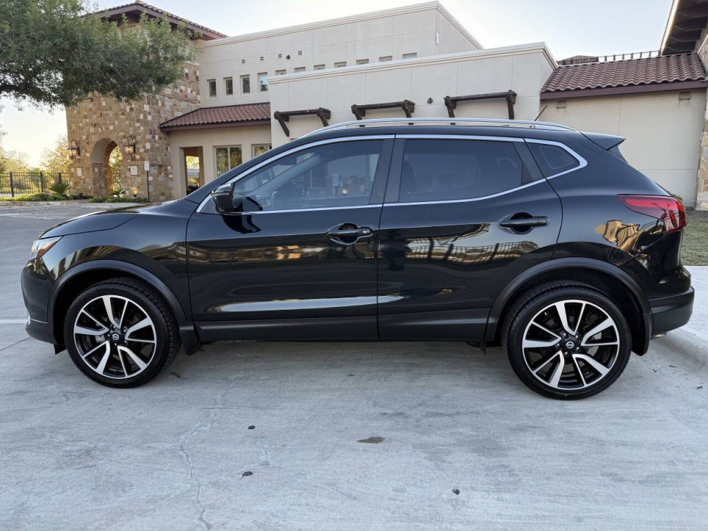 2017 Nissan Rogue Image 2