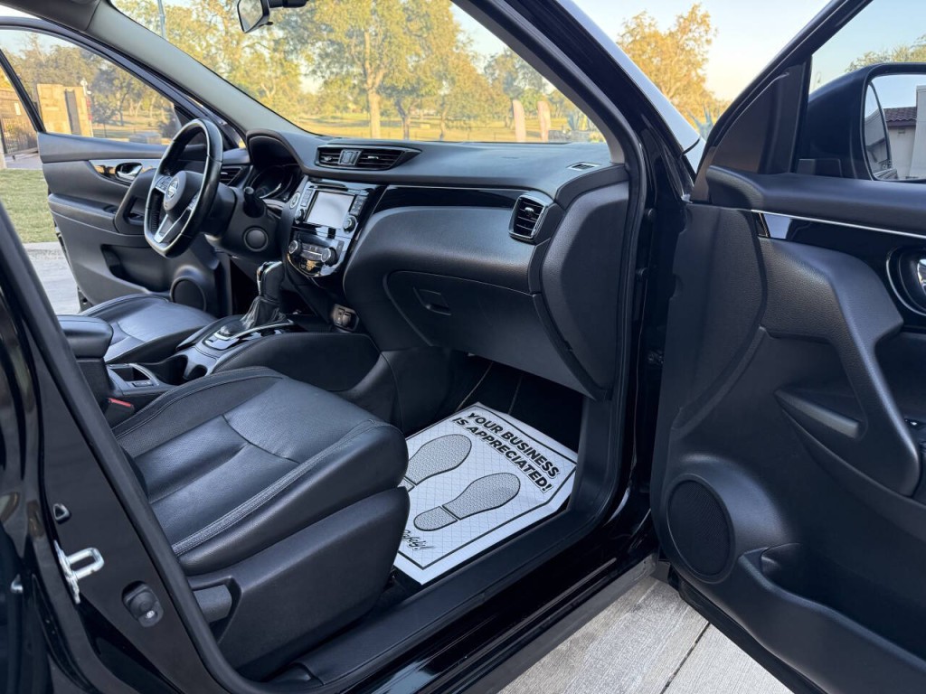 2017 Nissan Rogue Image 18