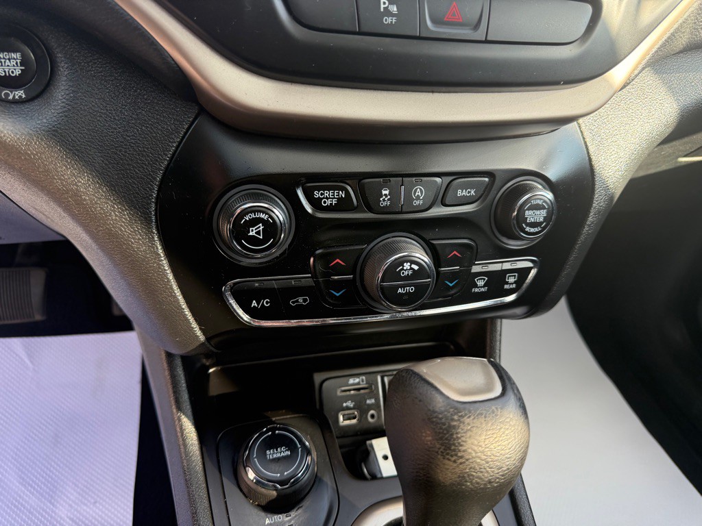 2016 Jeep Cherokee Image 25