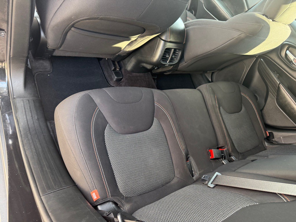 2016 Jeep Cherokee Image 32