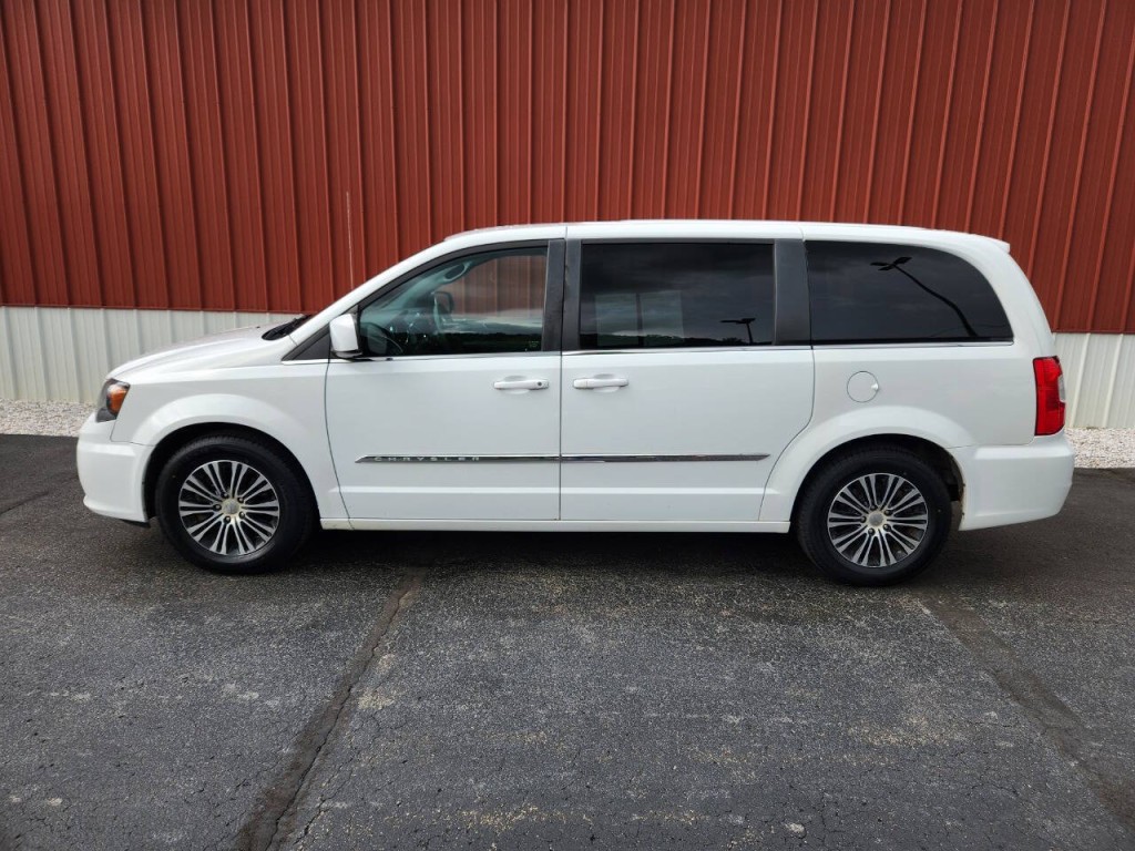 2014 Chrysler Town & Country Image 2