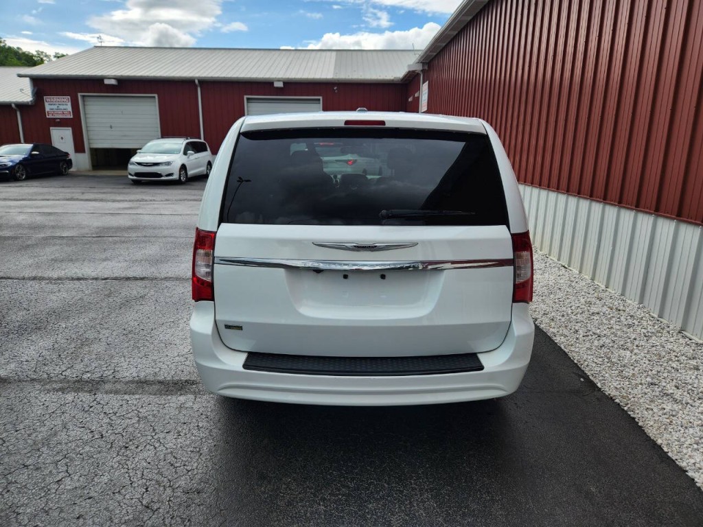 2014 Chrysler Town & Country Image 3