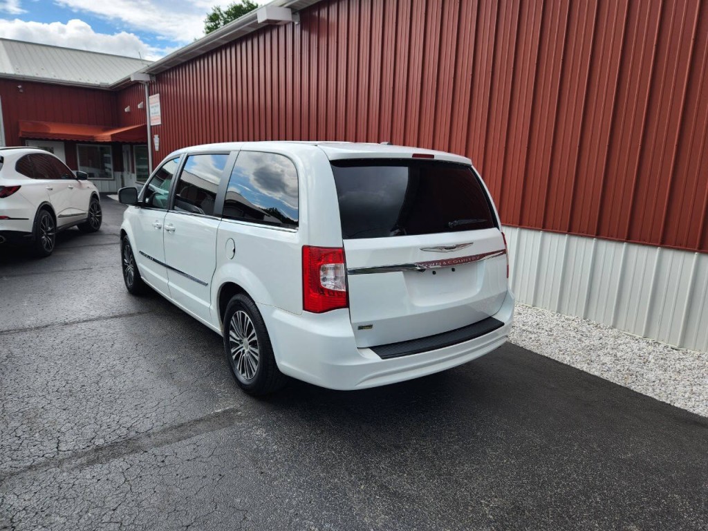 2014 Chrysler Town & Country Image 5