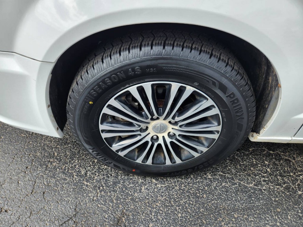 2014 Chrysler Town & Country Image 6