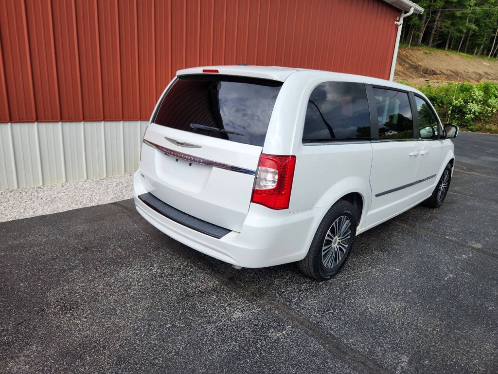 2014 Chrysler Town & Country Image 11