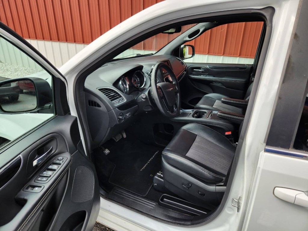 2014 Chrysler Town & Country Image 12