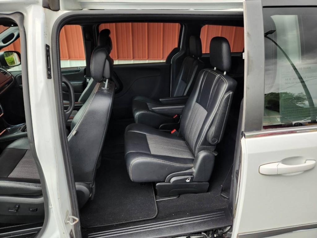 2014 Chrysler Town & Country Image 13