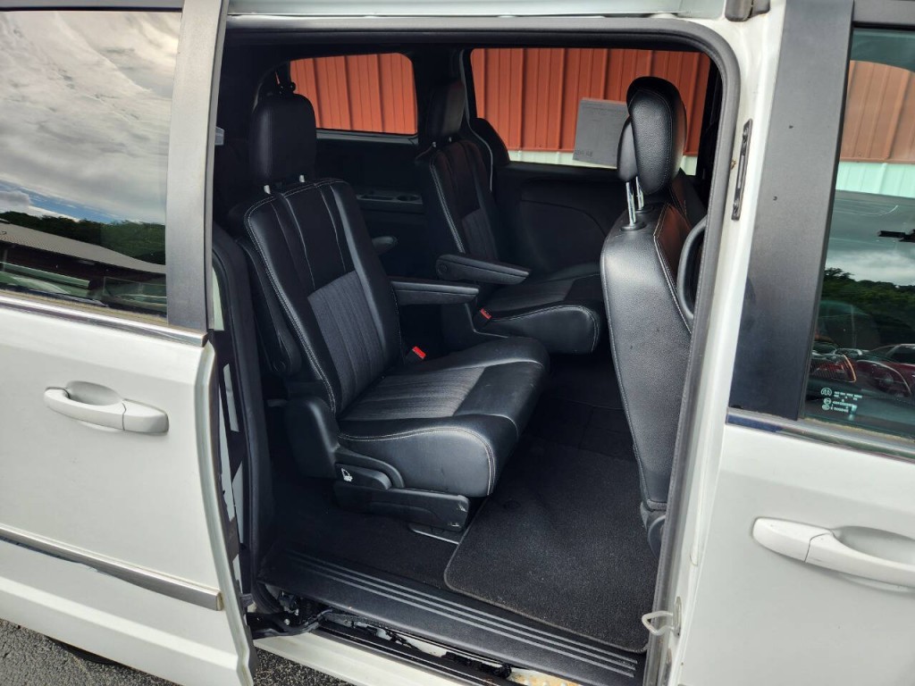 2014 Chrysler Town & Country Image 14