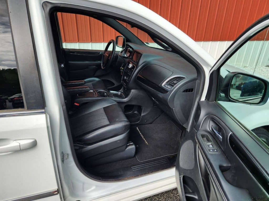 2014 Chrysler Town & Country Image 15