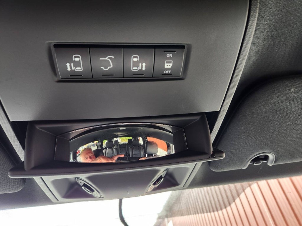 2014 Chrysler Town & Country Image 21