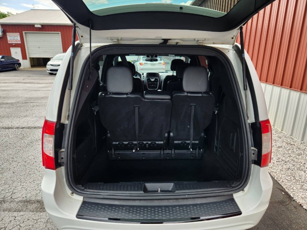 2014 Chrysler Town & Country Image 28