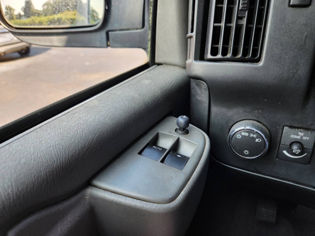 2016 Chevrolet Express Image 18