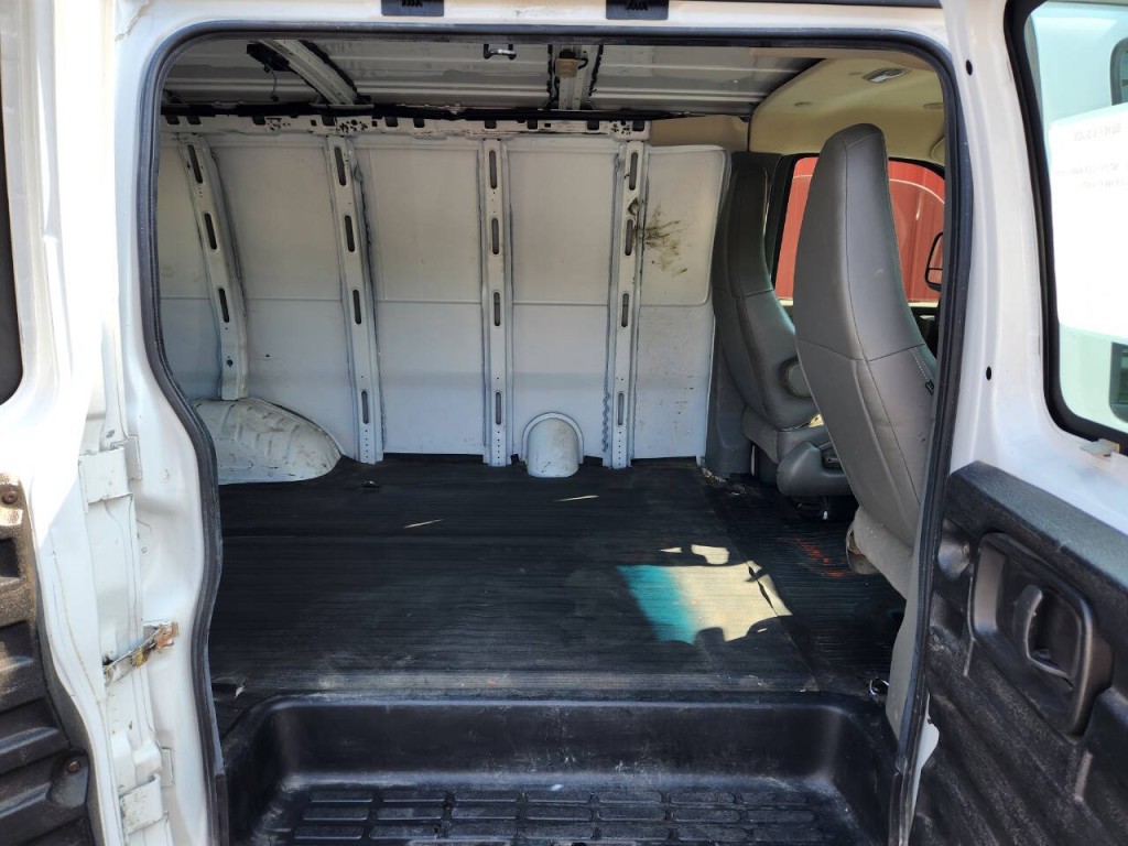 2016 Chevrolet Express Image 19