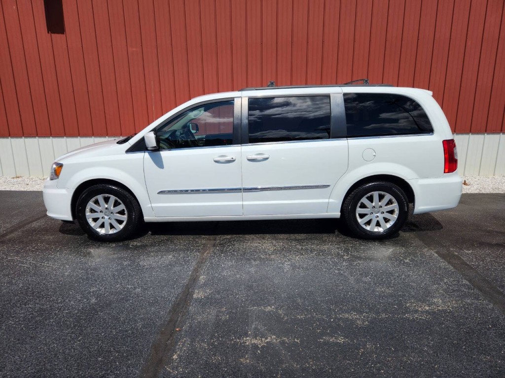 2016 Chrysler Town & Country Image 2