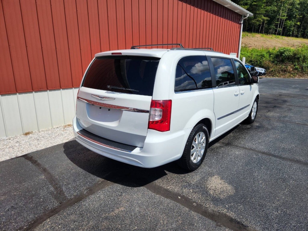 2016 Chrysler Town & Country Image 7
