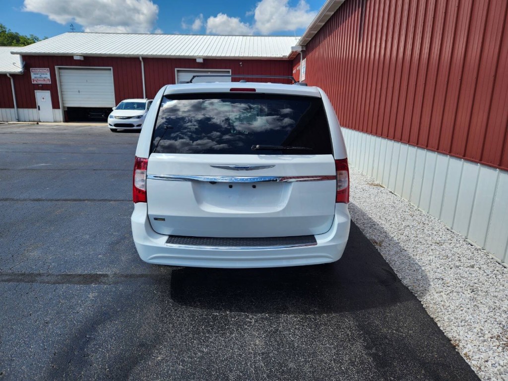 2016 Chrysler Town & Country Image 8