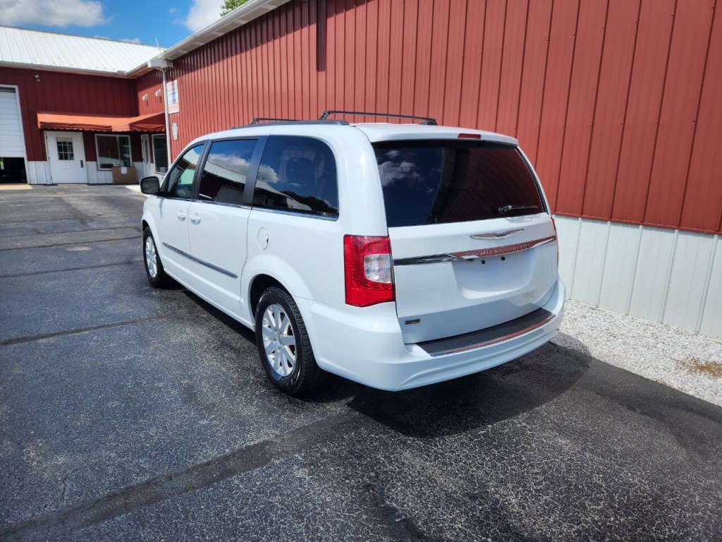 2016 Chrysler Town & Country Image 9