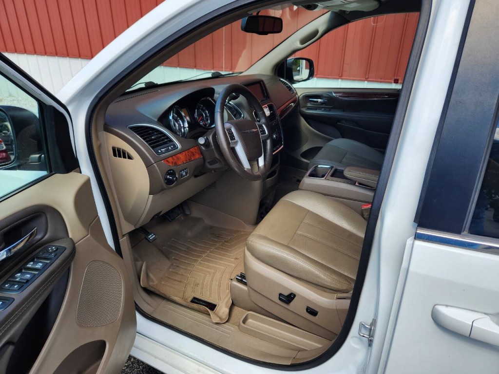 2016 Chrysler Town & Country Image 11