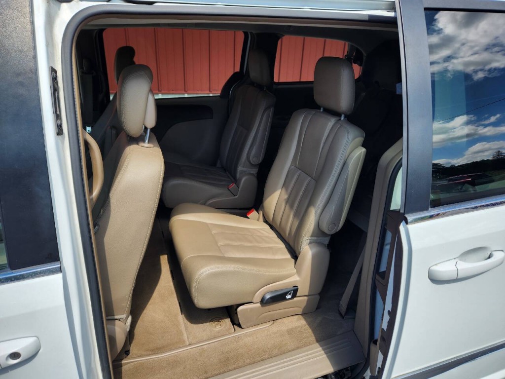 2016 Chrysler Town & Country Image 12