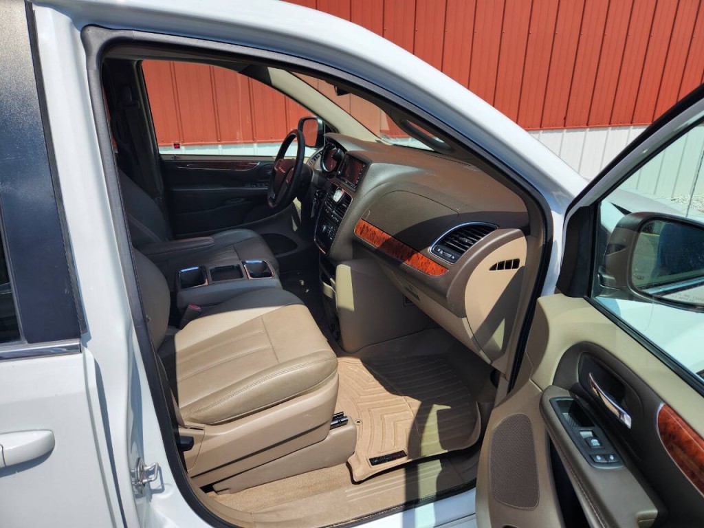 2016 Chrysler Town & Country Image 13
