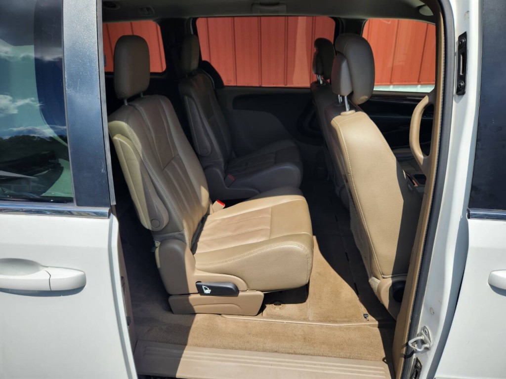 2016 Chrysler Town & Country Image 14
