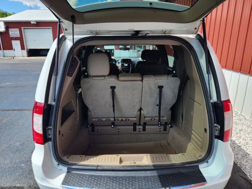 2016 Chrysler Town & Country Image 15