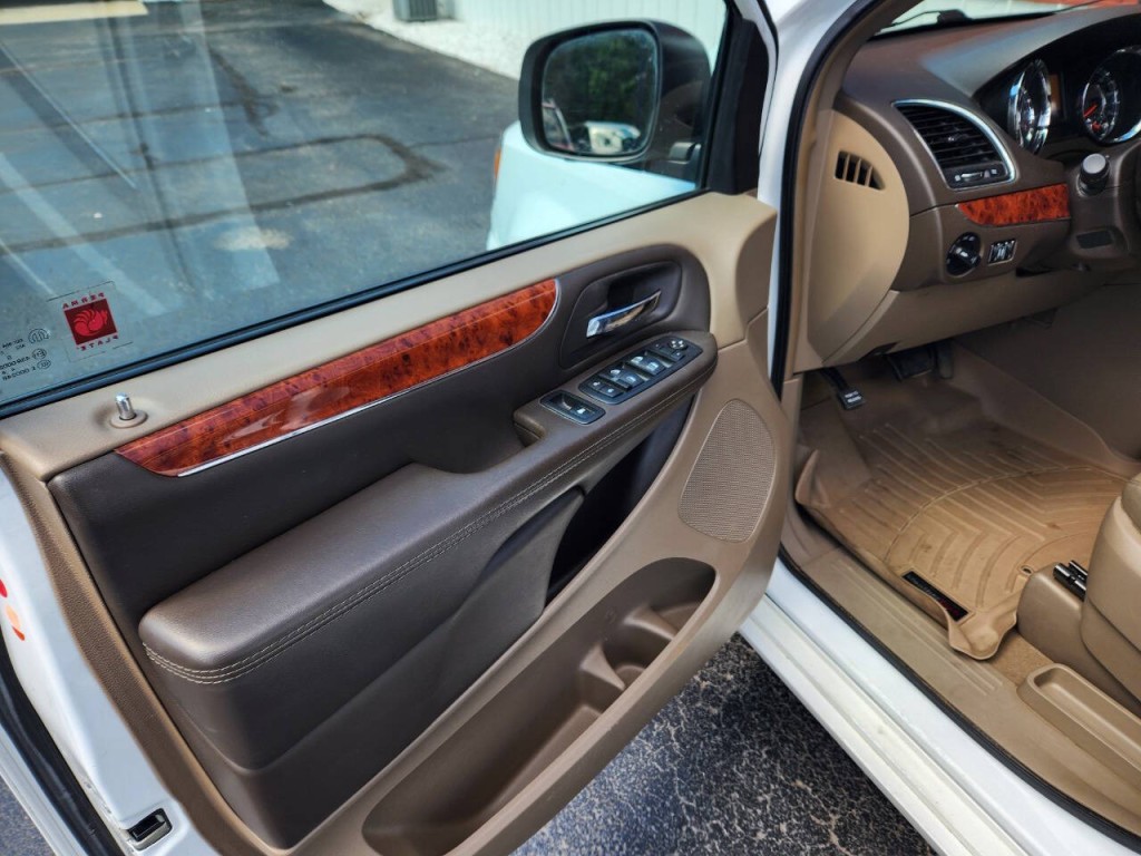 2016 Chrysler Town & Country Image 16