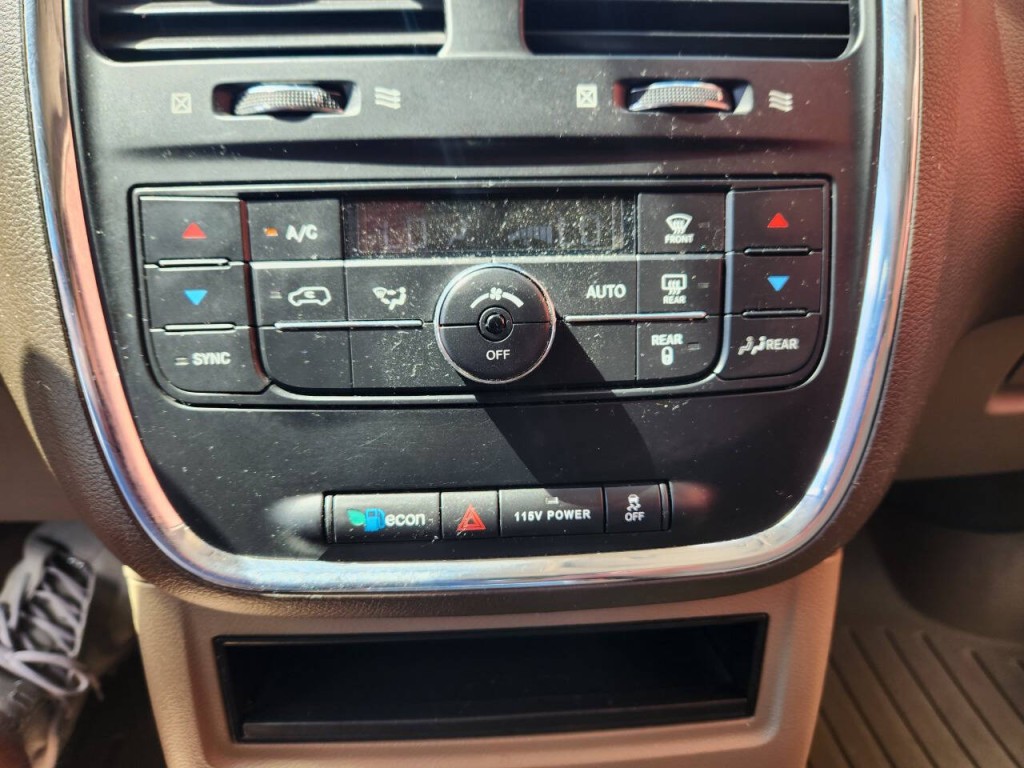 2016 Chrysler Town & Country Image 21