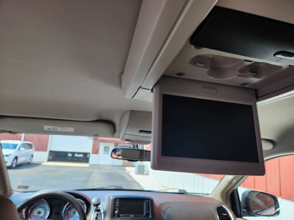 2016 Chrysler Town & Country Image 25