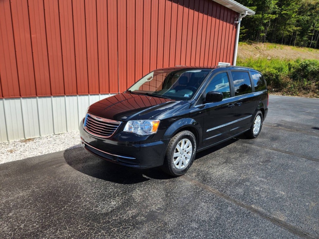 2015 Chrysler Town & Country Image 2