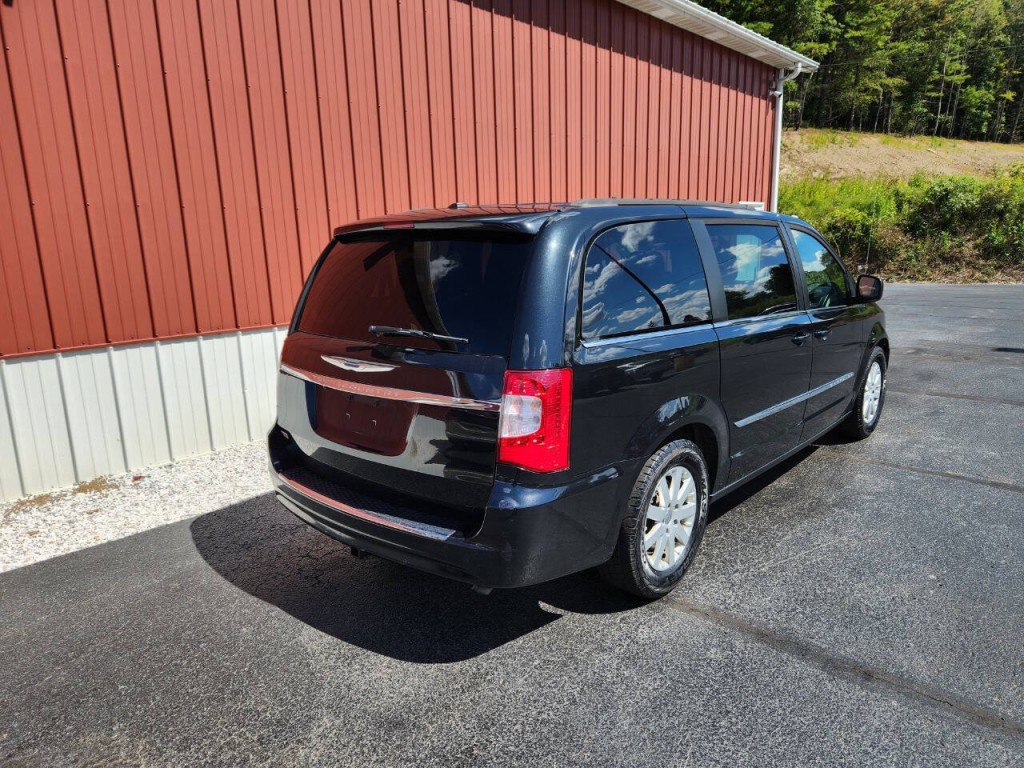2015 Chrysler Town & Country Image 6