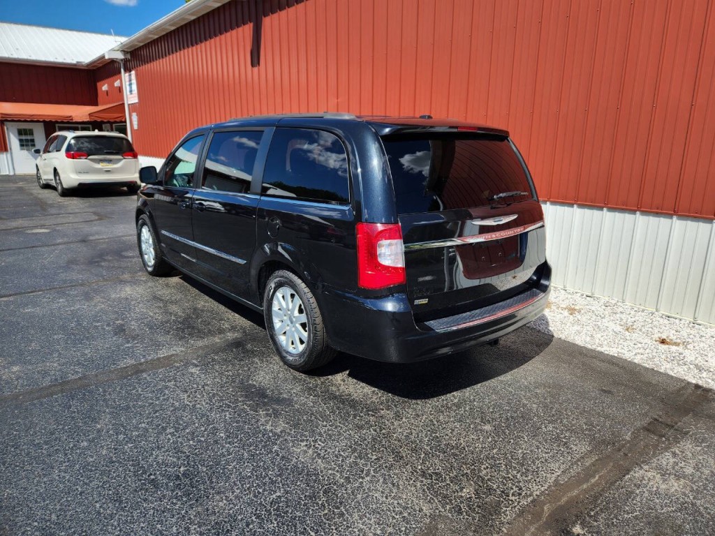 2015 Chrysler Town & Country Image 8