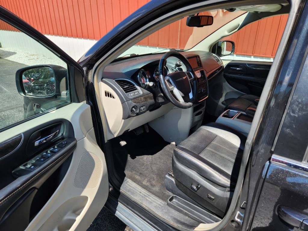 2015 Chrysler Town & Country Image 11
